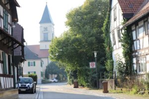 Straße mit Kirche