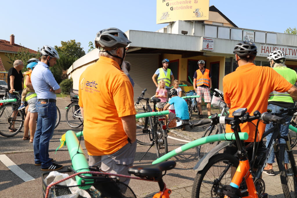 Radfahrende vor der Abfahrt